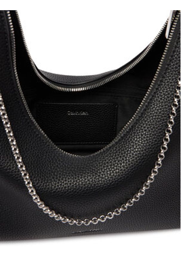 Calvin Klein Torebka Emblem Hw Pebble Shoulder Bag LV04F3495G Czarny. Kolor: czarny. Materiał: skórzane