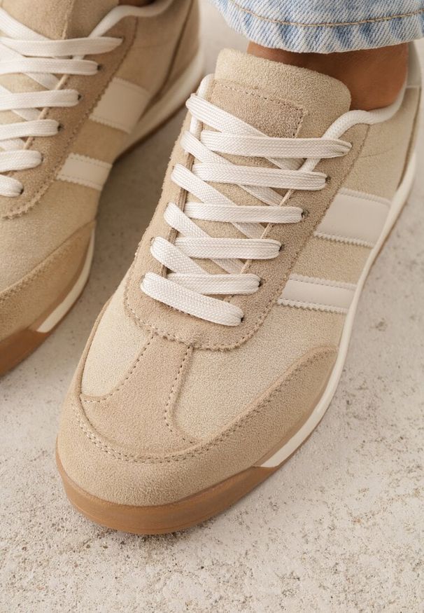 Renee - Beżowe Sneakersy Ozdobione z Boku Paskami Ariene. Okazja: na co dzień. Zapięcie: pasek. Kolor: beżowy. Materiał: jeans. Wzór: aplikacja