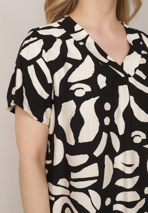 Born2be - Czarna Pudełkowa Sukienka z Wiskozy z Dekoltem w Serek w Abstrakcyjny Wzór Cresom. Okazja: na co dzień. Typ kołnierza: dekolt w serek. Kolekcja: plus size. Kolor: czarny. Materiał: wiskoza. Sezon: lato. Typ sukienki: proste, dla puszystych. Styl: casual