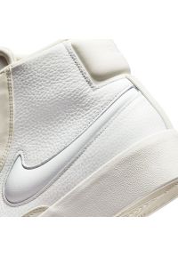 Buty Nike Blazer Mid Victory W DR2948 100 białe. Okazja: na co dzień. Zapięcie: sznurówki. Kolor: biały. Materiał: syntetyk, skóra, guma