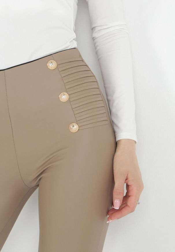 Born2be - Beżowe Legginsy z Imitacji Skóry Zdobione Napami i Marszczeniem w Pasie Andersin. Kolor: beżowy. Materiał: skóra. Wzór: aplikacja
