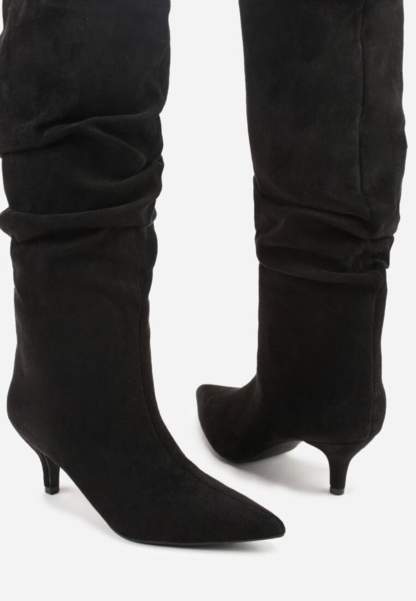 Renee - Czarne Kozaki na Kaczuszce z Marszczoną Cholewką Alavitte. Okazja: na co dzień, na imprezę. Zapięcie: bez zapięcia. Kolor: czarny. Szerokość cholewki: normalna. Wzór: aplikacja. Materiał: skóra. Obcas: na szpilce. Styl: casual, elegancki. Wysokość obcasa: średni