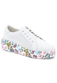 Białe Sneakersy Artiker Modne Obuwie Damskie Z Kolorową Podeszwą. Okazja: na co dzień. Kolor: biały. Materiał: materiał. Szerokość cholewki: normalna. Wzór: kolorowy #1