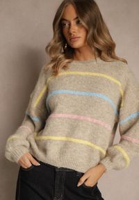 Renee - Beżowy Sweter o Nietoperzowym Fasonie z Dodatkiem Wełny w Paseczki Ralinatia. Okazja: na co dzień. Kolor: beżowy. Materiał: wełna. Styl: casual #5