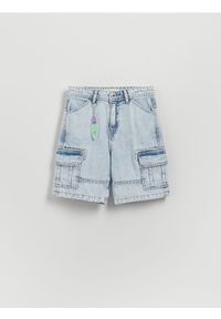 Reserved - Denimowe szorty z brelokiem - niebieski. Kolor: niebieski. Materiał: tkanina, jeans, bawełna #1