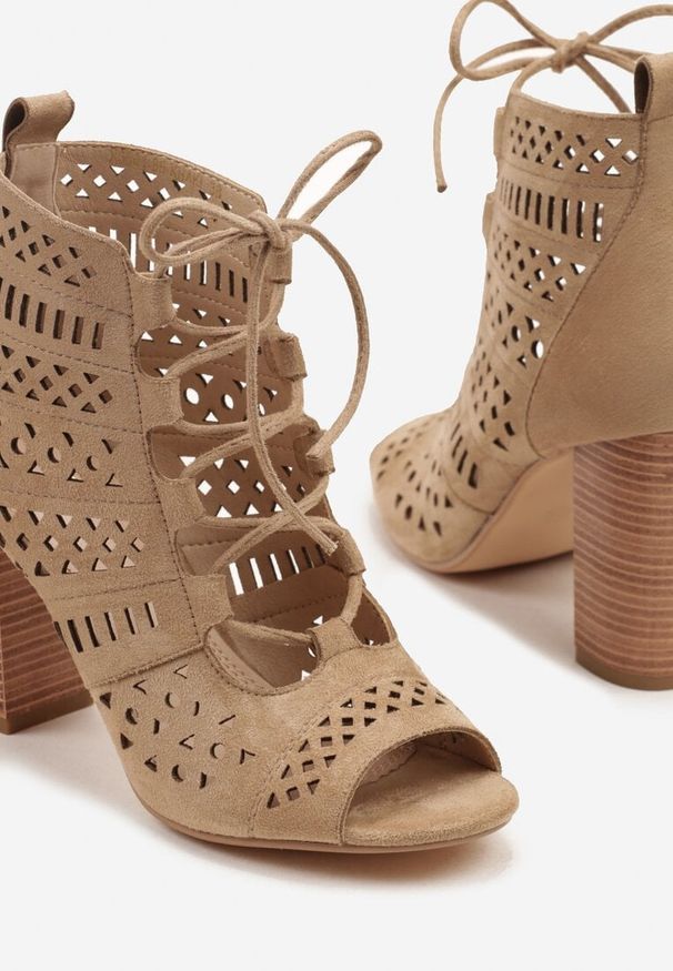 Born2be - Ciemnobeżowe Botki Vices na Obcasie z Ażurową Cholewką Nimidora. Okazja: na co dzień, na imprezę. Kolor: beżowy. Szerokość cholewki: normalna. Wzór: ażurowy. Obcas: na obcasie. Styl: casual, elegancki, klasyczny. Wysokość obcasa: średni