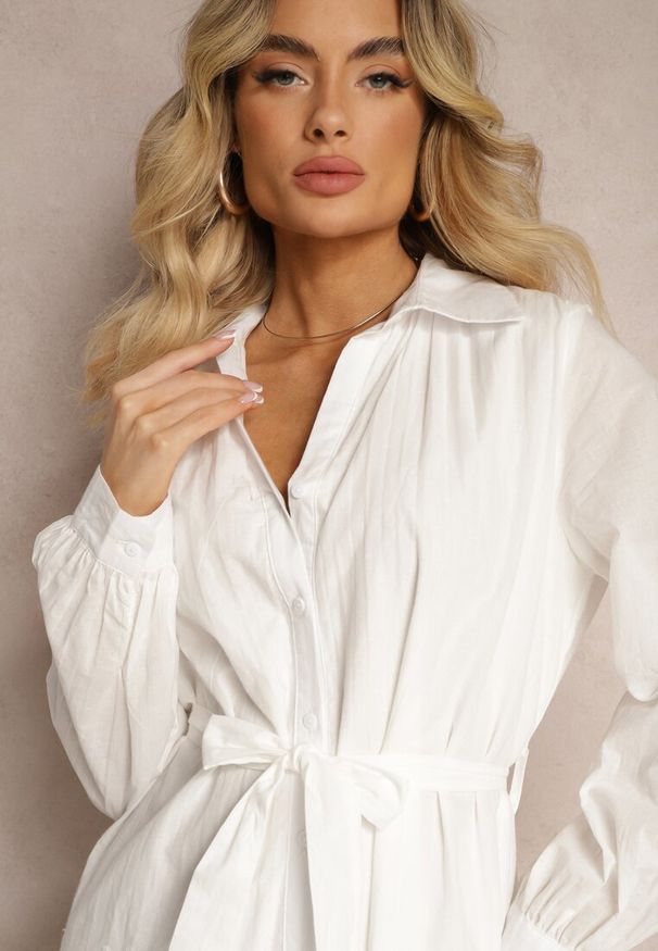 Renee - Biała Bawełniana Sukienka Koszulowa z Guzikami i Materiałowym Paskiem Wykończona Koronką Satala. Okazja: na co dzień. Typ kołnierza: dekolt w serek. Kolor: biały. Materiał: bawełna, materiał, koronka. Wzór: koronka. Typ sukienki: koszulowe. Styl: klasyczny, casual