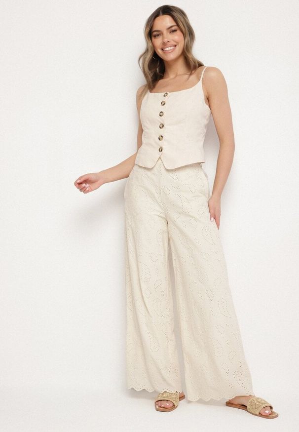 Born2be - Beżowe Szerokie Spodnie z Bawełny z Wysokim Stanem Ozdobione Haftem Mileneia. Okazja: na co dzień. Stan: podwyższony. Kolor: beżowy. Materiał: bawełna. Wzór: aplikacja, haft. Styl: casual, klasyczny