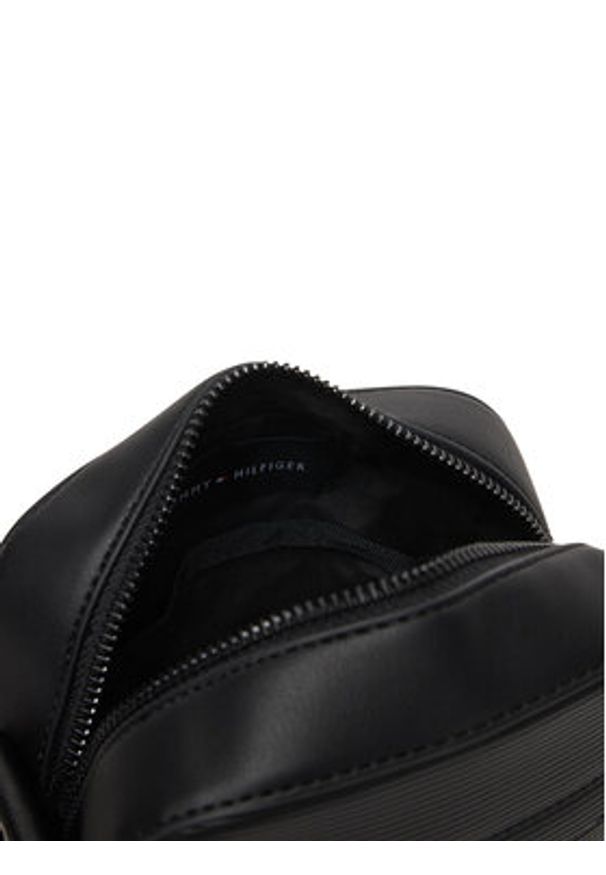 TOMMY HILFIGER - Tommy Hilfiger Saszetka Th Corp Mini Reporter AM0AM14020 Czarny. Kolor: czarny. Materiał: skóra