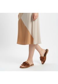 Brązowe Klapki Armodo Stylowe Obuwie Damskie. Kolor: brązowy. Materiał: skóra. Wzór: aplikacja, kwiaty. Sezon: lato. Obcas: na płaskiej podeszwie. Styl: elegancki #6