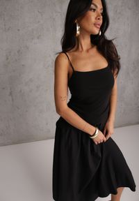 Renee - Czarna Sukienka z Bawełny na Ramiączkach z Asymetryczną Warstwą w Talii Petimelle. Okazja: na co dzień. Typ kołnierza: dekolt kwadratowy. Kolor: czarny. Wzór: gładki. Typ sukienki: asymetryczne. Materiał: bawełna. Długość rękawa: na ramiączkach. Sezon: lato. Styl: casual #7