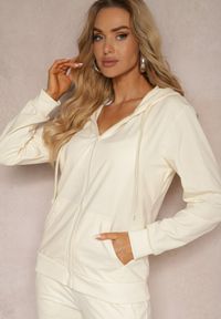 Renee - Jasnobeżowa Bluza Rhodothee. Kolor: beżowy. Materiał: jeans, dzianina. Długość rękawa: na ramiączkach. Długość: długie. Wzór: jednolity. Sezon: jesień, zima. Styl: sportowy #3