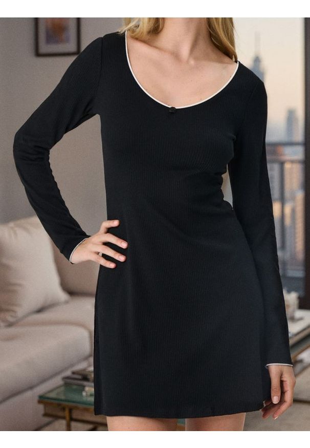 Sinsay - Sukienka mini z prążkowanej dzianiny - czarny. Kolor: czarny. Materiał: prążkowany, dzianina. Długość: mini