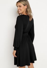 Born2be - Czarna Rozkloszowana Sukienka z Wiskozą Selithiel. Okazja: na ślub cywilny, na wesele, na imprezę. Typ kołnierza: dekolt w serek. Kolor: czarny. Materiał: wiskoza. Styl: elegancki #2