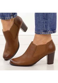 Brązowe Polskie botki damskie Gregors 553. Okazja: na co dzień. Nosek buta: okrągły. Kolor: brązowy. Szerokość cholewki: normalna. Materiał: skóra. Sezon: wiosna, jesień. Obcas: na obcasie. Styl: casual, elegancki, klasyczny, wizytowy. Wysokość obcasa: średni #1