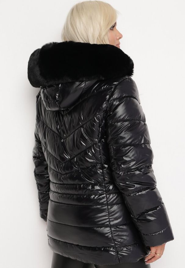 Born2be - Czarna Kurtka z Pikowaniem i Futerkiem Przy Kapturze Nejlo. Okazja: na spacer. Kolor: czarny. Materiał: futro. Sezon: zima, jesień. Styl: elegancki