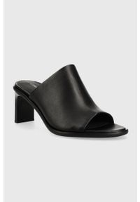 Calvin Klein klapki skórzane CURVED STILETTO MULE damskie kolor czarny na słupku HW0HW01628. Kolor: czarny. Materiał: skóra. Obcas: na słupku. Wysokość obcasa: średni #4