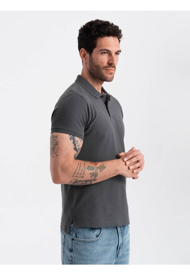 Ombre Clothing - Jednokolorowa koszulka męska polo BASIC z dzianiny pique - grafitowa V3. Okazja: na co dzień. Typ kołnierza: polo. Kolor: szary. Materiał: dzianina. Wzór: haft, aplikacja, jednolity. Styl: sportowy, wizytowy, casual