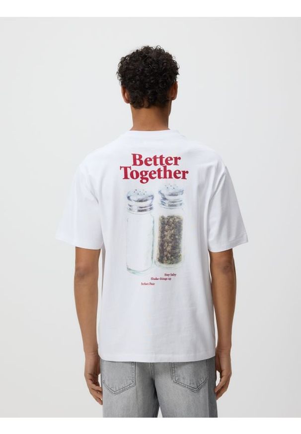 Reserved - T-shirt relaxed z nadrukiem na plecach - biały. Kolor: biały. Materiał: dzianina, bawełna. Wzór: nadruk