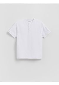 Reserved - Bawełniany t-shirt henley - biały. Typ kołnierza: typu henley. Kolor: biały. Materiał: bawełna