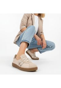 Trampki damskie Armodo, z łączonych materiałów ze skórą naturalną i zamszowymi wstawkami na cholewce sznurowana konstrukcja z metalicznymi paskami, b. Okazja: na co dzień. Zapięcie: pasek. Kolor: beżowy. Materiał: zamsz, skóra, materiał. Szerokość cholewki: normalna. Wzór: aplikacja. Styl: casual, klasyczny, sportowy #1