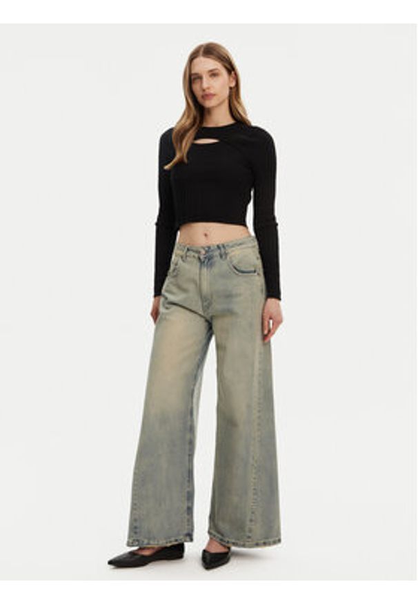 only - ONLY Sweter Meddi 15339582 Czarny Cropped Fit. Kolor: czarny. Materiał: wiskoza