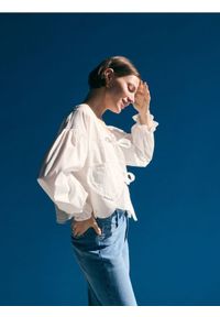 Reserved - Bluzka z haftem - biały. Kolor: biały. Materiał: bawełna, tkanina. Wzór: haft #1