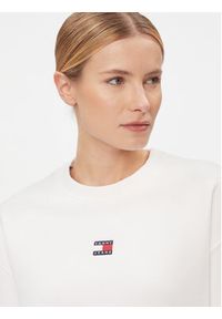 Tommy Jeans Bluza Badge DW0DW17325 Biały Boxy Fit. Kolor: biały. Materiał: bawełna #3