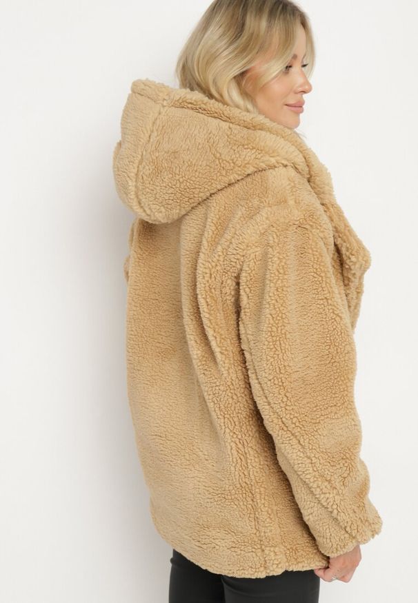 Born2be - Beżowa Futrzana Kurtka Teddy z Kapturem Zapinana na Guziki Kejavia. Okazja: na co dzień. Typ kołnierza: kaptur. Kolor: beżowy. Materiał: futro. Styl: casual, elegancki