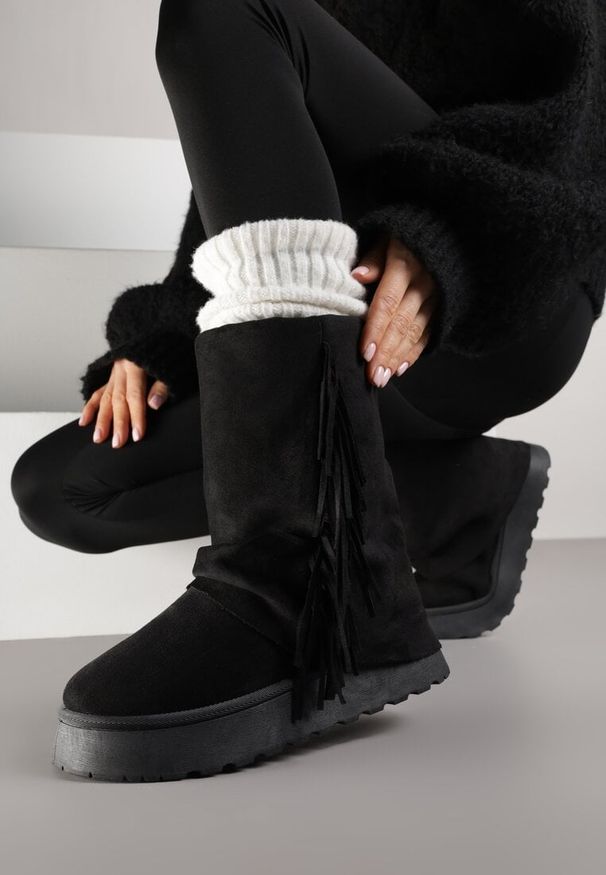 Renee - Czarne Botki Śniegowce z Wywiniętą Cholewką Zdobioną Frędzlami Sewela. Okazja: na co dzień. Kolor: czarny. Materiał: zamsz, jeans. Szerokość cholewki: normalna. Wzór: aplikacja. Styl: casual