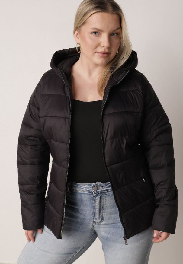 Born2be - Czarna Klasyczna Kurtka Przejściowa z Pikowaniem i Kapturem Edariella. Okazja: na co dzień. Kolekcja: plus size. Kolor: czarny. Materiał: jeans. Styl: klasyczny
