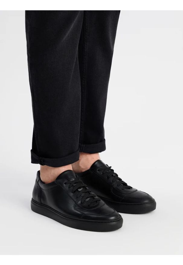 Ryłko - Czarne półbuty męskie w sportowym stylu. Kolor: czarny. Materiał: skóra. Styl: sportowy