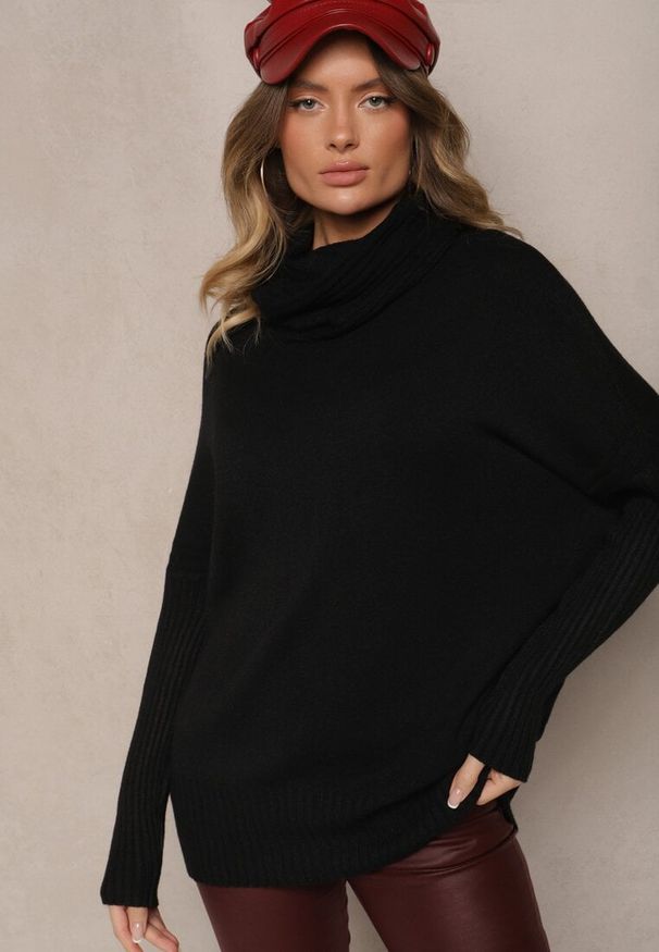 Renee - Czarny Golf z Kieszeniami z Dzianiny z Wiskozą Lannorella. Okazja: na co dzień. Typ kołnierza: golf. Kolor: czarny. Materiał: wiskoza, dzianina. Długość rękawa: długi rękaw. Długość: długie. Wzór: aplikacja. Styl: casual