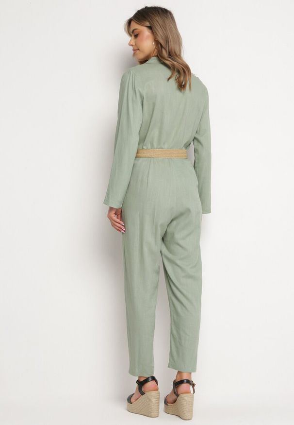 Born2be - Zielony Kombinezon z Kopertową Górą z Paskiem Plecionki i Dopasowanymi Nogawkami Ifnaa. Kolor: zielony