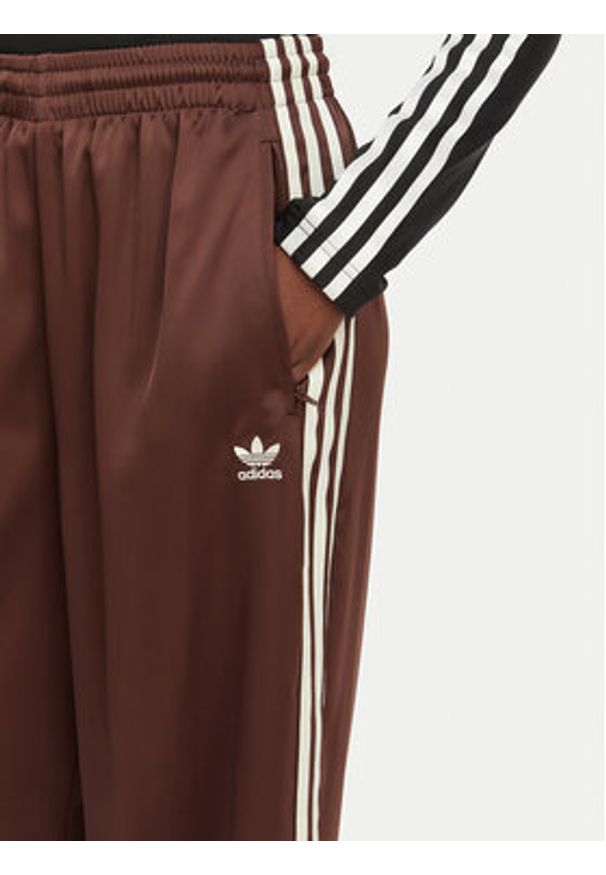 Adidas - adidas Spodnie dresowe adicolor Satin KD2541 Brązowy Wide Leg. Kolor: brązowy. Materiał: syntetyk