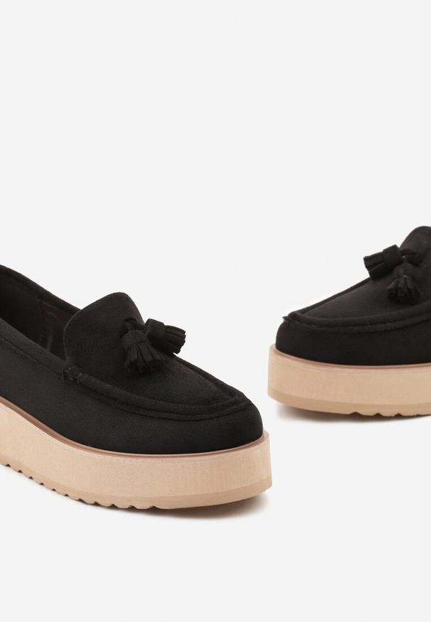 Renee - Czarne Półbuty na Niskiej Platformie z Przeszyciami i Ozdobnymi Chwostami Hiela. Kolor: czarny. Sezon: wiosna. Obcas: na platformie