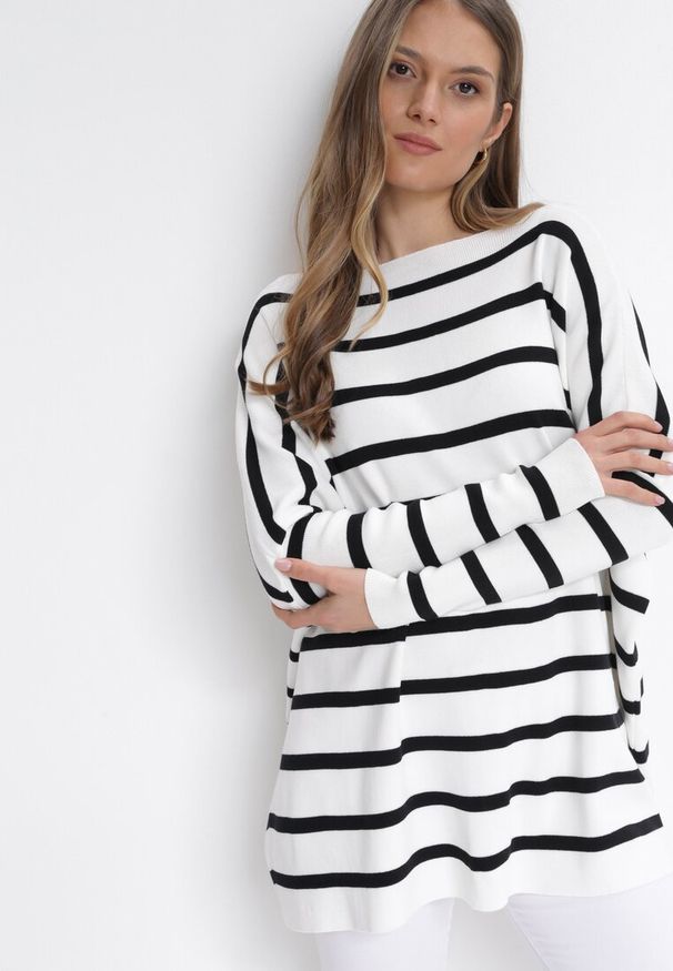 Born2be - Biały Sweter Oversize w Paski z Rękawami Nietoperz Caelania. Kolor: biały. Wzór: paski