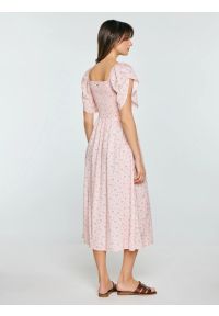 Big-Star - Sukienka damska midi z wiskozy z motywem kwiatowym różowa Bler 600. Typ kołnierza: dekolt w karo. Kolor: różowy. Materiał: wiskoza. Wzór: kwiaty. Długość: midi #5