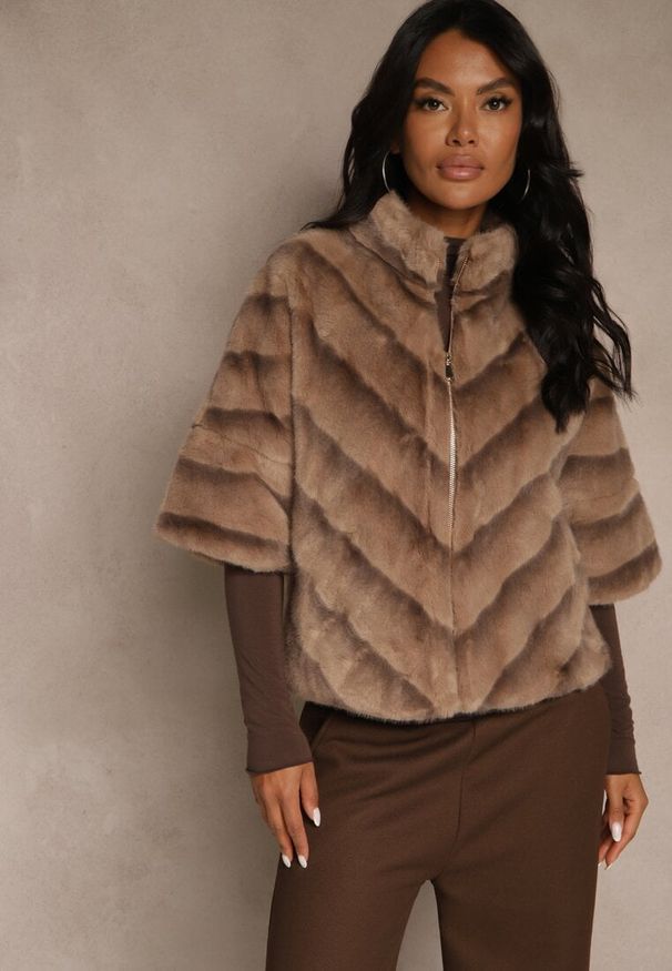 Renee - Ciemnobeżowa Trapezowa Kurtka Futerko z Rękawami Długości 3/4 Tadeva. Kolor: beżowy. Materiał: futro. Styl: elegancki