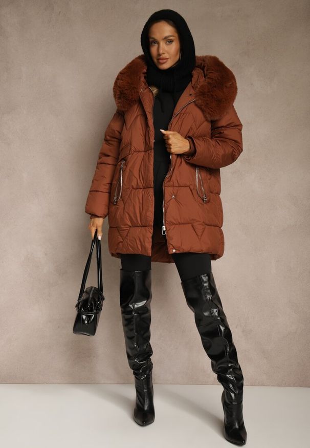 Renee - Brązowa Pudełkowa Kurtka Pikowana Ozdobiona Odpinanym Futerkiem i Suwakiem Hedizelle. Okazja: na co dzień, na spacer. Kolor: brązowy. Materiał: futro. Wzór: aplikacja. Sezon: zima. Styl: elegancki, casual
