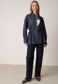 Born2be - Granatowa Bawełniana Koszula ze Ściagaczami w Pasie Lennada. Okazja: na spotkanie biznesowe, do pracy. Kolor: niebieski. Materiał: bawełna. Styl: biznesowy #3