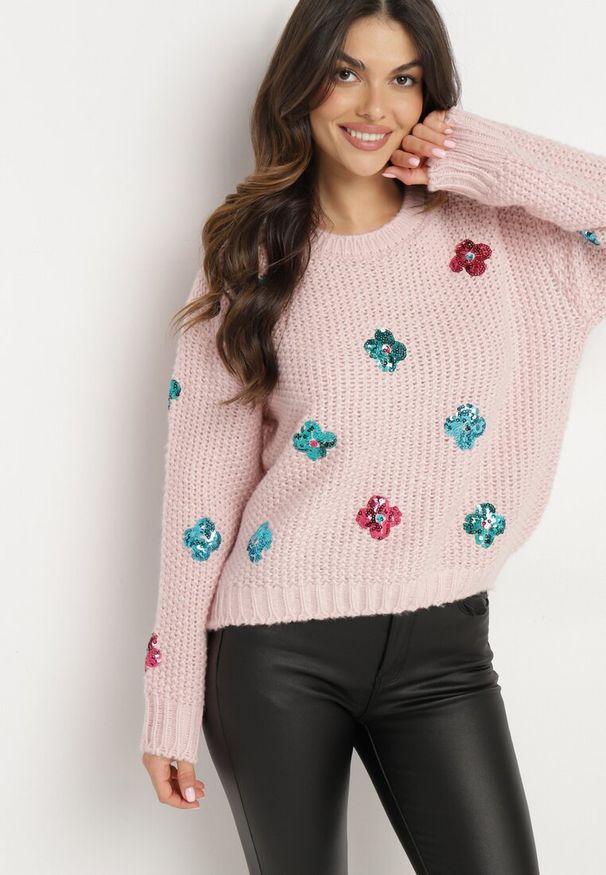 Born2be - Jasnoróżowy Sweter z Tłoczonej Dzianiny z Wiskozą Zdobiony Cekinowymi Kwiatami Edamara. Okazja: na co dzień. Kolor: różowy. Materiał: dzianina, wiskoza. Długość rękawa: długi rękaw. Długość: długie. Wzór: aplikacja, kwiaty. Styl: wizytowy, klasyczny, casual