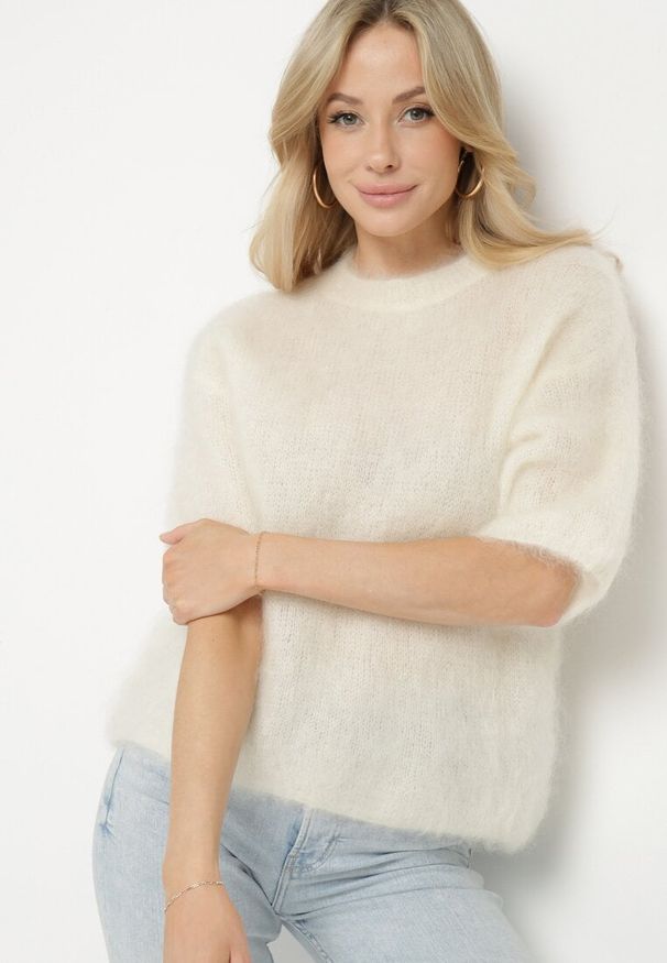 Born2be - Jasnobeżowy Moherowy Sweter o Kroju Nietoperza z Rękawami 3/4 Eleanira. Okazja: na co dzień. Kolor: beżowy. Materiał: moher. Wzór: aplikacja, ze splotem. Sezon: zima, jesień. Styl: klasyczny, elegancki, casual