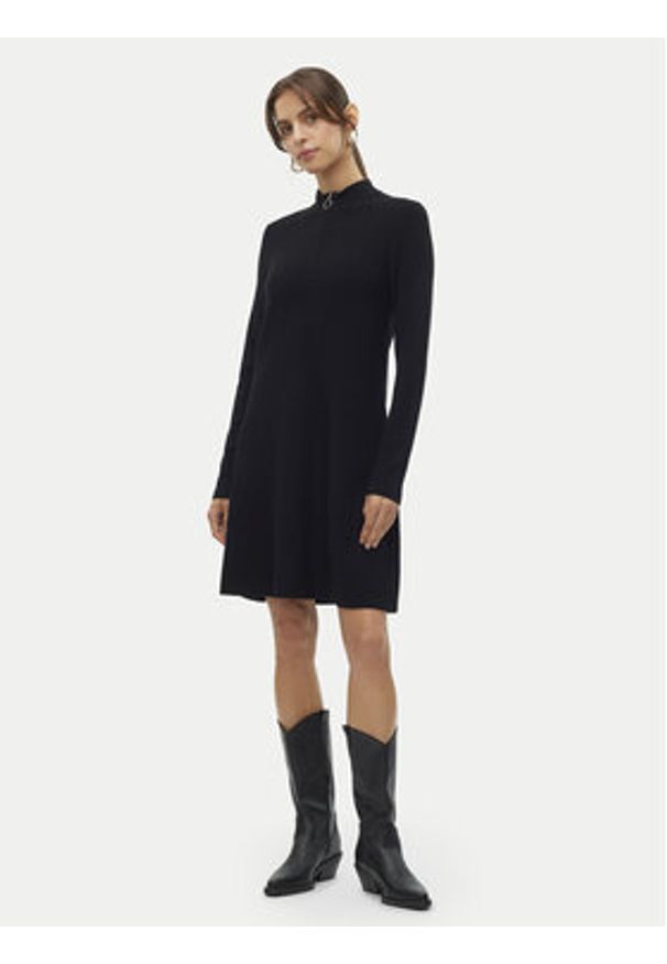 Vero Moda Sukienka dzianinowa Nancy 10309303 Czarny Loose Fit. Kolor: czarny. Materiał: syntetyk