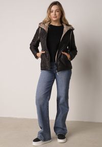 Born2be - Czarna Przejściowa Kurtka Pikowana z Kapturem i Kieszeniami Sazia. Okazja: na co dzień. Typ kołnierza: kaptur. Kolor: czarny. Materiał: poliester, jeans. Styl: casual, sportowy #5