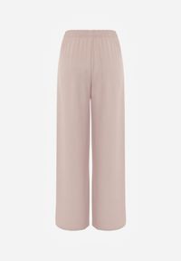 Renee - Różowe Spodnie Casual o Szerokim Kroju High Waist Zdobione Aplikacją Nephise. Okazja: na co dzień. Stan: podwyższony. Kolekcja: plus size. Kolor: różowy. Długość: krótkie. Wzór: aplikacja. Styl: casual #4