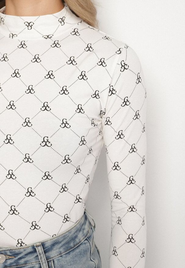 Born2be - Biała Bawełniana Bluzka z Półgolfem Typu Longsleeve z Geometrycznym Wzorem Tilianna. Okazja: na co dzień, na spotkanie biznesowe, do pracy, na imprezę. Kolor: biały. Materiał: bawełna. Długość rękawa: długi rękaw. Wzór: geometria. Styl: casual, biznesowy, elegancki, klasyczny