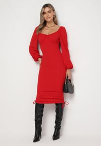 Born2be - Czerwona Dopasowana Sukienka ze Ściągaczami Munnesa. Kolor: czerwony. Długość: mini
