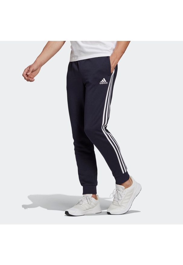 Spodnie dresowe męskie Adidas Gym & Pilates. Kolor: niebieski, biały, wielokolorowy. Materiał: bawełna, poliester, wiskoza. Sport: joga i pilates