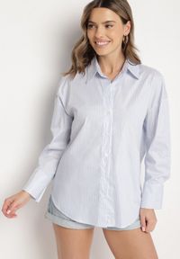 Born2be - Niebieska Bawełniana Koszula Oversize w Prążki Zdobiona Metaliczną Nicią Paserella. Okazja: na co dzień. Typ kołnierza: kołnierzyk klasyczny. Kolor: niebieski. Materiał: bawełna. Długość rękawa: długi rękaw. Długość: długie. Wzór: prążki, aplikacja. Styl: klasyczny, casual, elegancki
